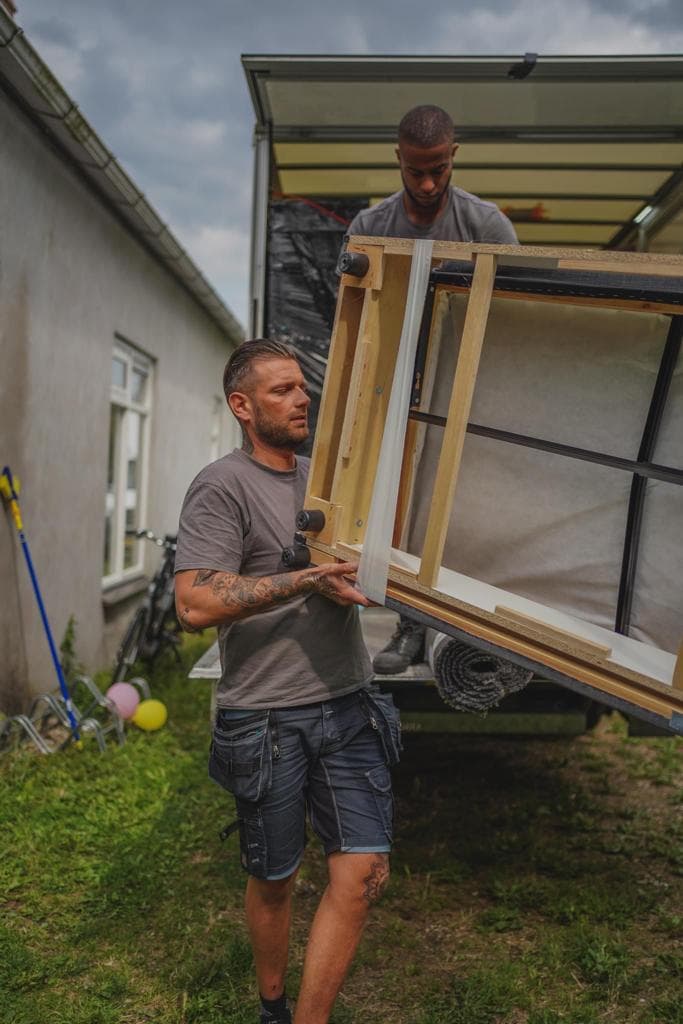 Professionele verhuizer met verhuisdozen